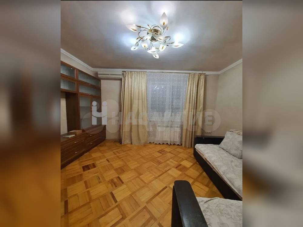 3-комнатная квартира, 65 м2 2/5 этаж, Центр, ул. Октябрьская - фото 1